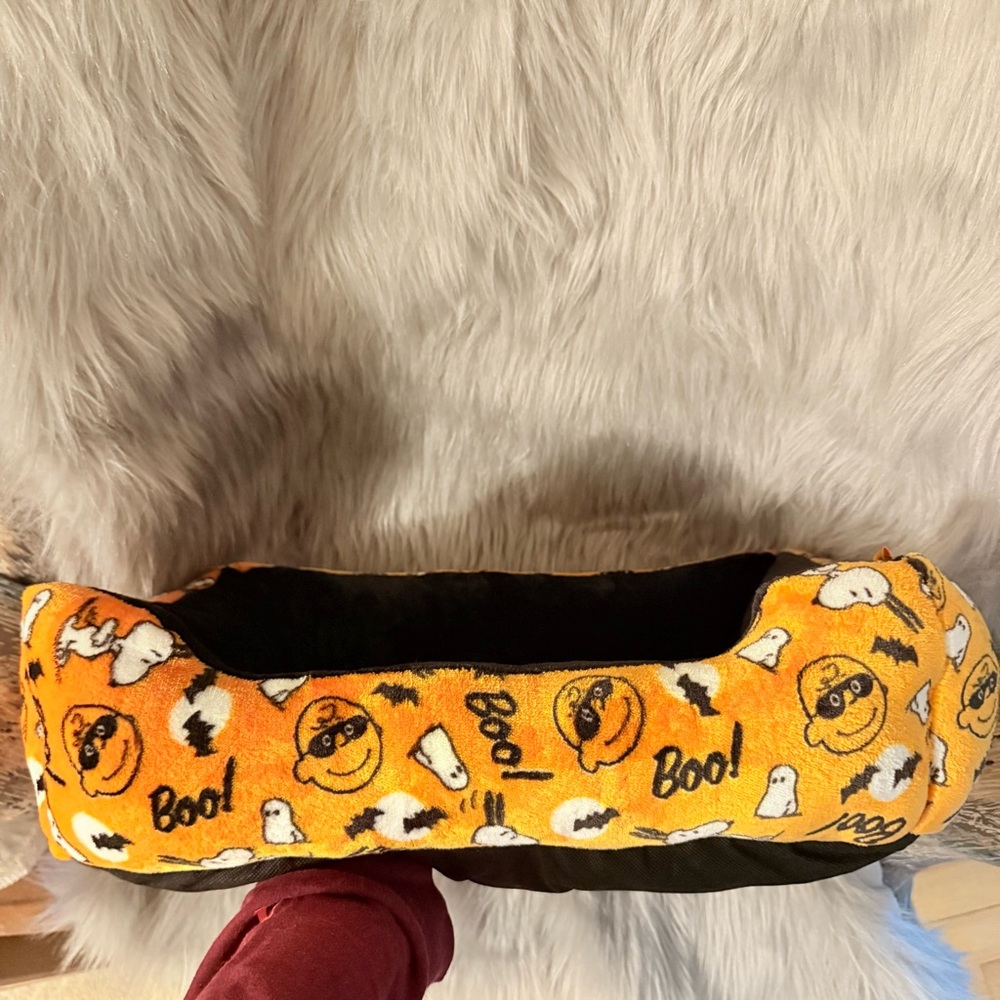 Peanuts Snoopy Dog/Cat Halloween Bed New without store tags